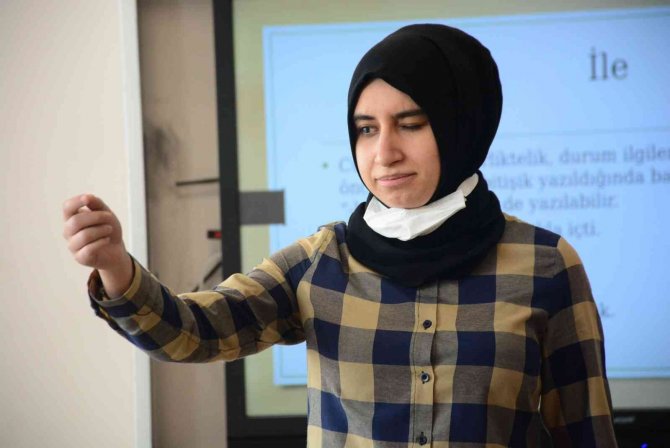 Gönül Gözü İle Öğrencilerini Eğitiyor, Görme Engelli Öğretmenin Müthiş Azmi