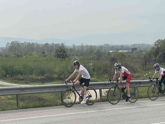 Birinci Olabilmek İçin Kilometrelerce Pedal Çevirdiler