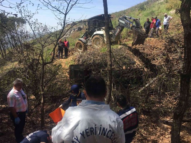 Edremit’te Devrilen Traktörün Altında Kalan Kadın Hayatını Kaybetti