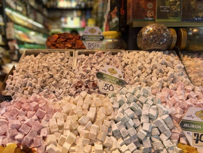 Eminönü’nde Rengarenk Şeker Ve Lokumlar Tezgahlardaki Yerini Aldı