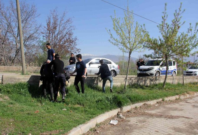 Güvenlik Güçlerinden Kaçarak Tarlada İzlerini Kaybettirmek İsteyen Kaçak Göçmenler Yakalandı