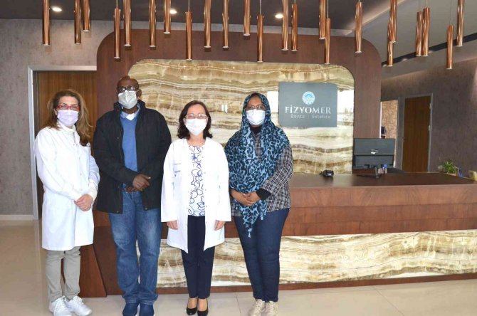 Kanser Yüzünden Kaybettiği Dişlerine Yeniden Kavuştu