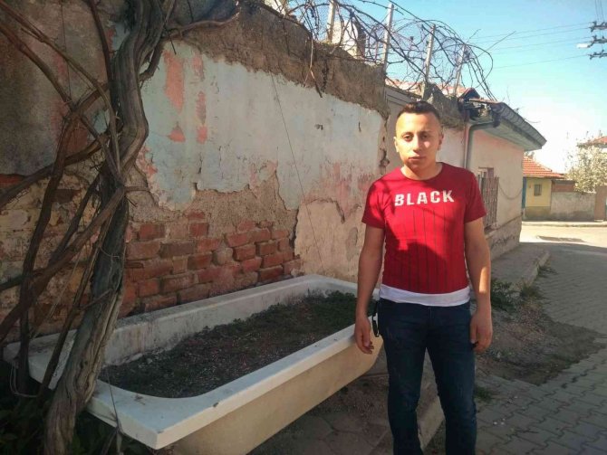 Eskiyen Küvetini Saksıya Dönüştürerek İçine Sarımsak Ekti