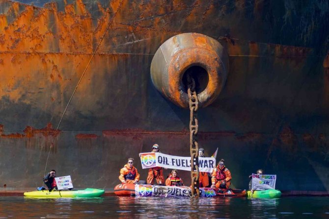 Greenpeace Aktivistleri 95 Bin Ton Akaryakıt Taşıyan Rus Tankerine Kendilerini Zincirledi