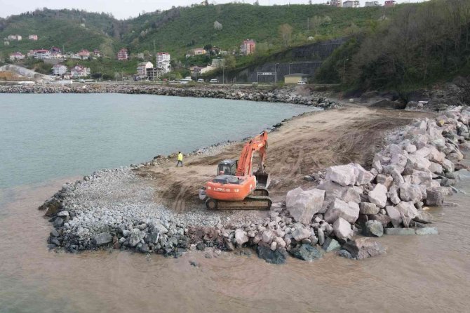 Türkiye’nin En Büyük Balıkçı Barınağında Çalışmalar Sürüyor
