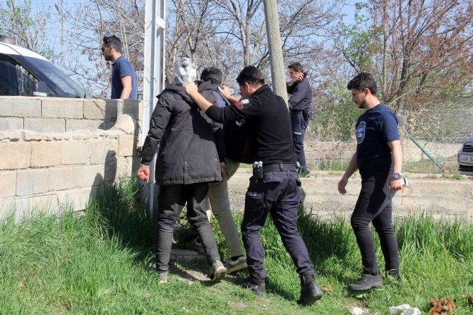 Güvenlik Güçlerinden Kaçarak Tarlada İzlerini Kaybettirmek İsteyen Kaçak Göçmenler Yakalandı