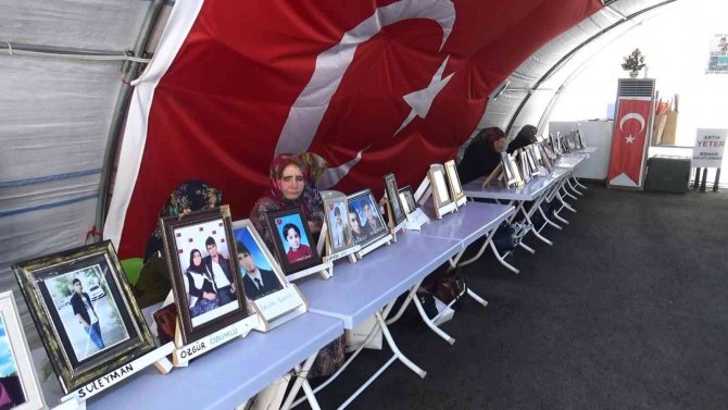 Evlat Nöbetindeki Anneden Oğluna Kürtçe ’Teslim Ol’ Çağrısı