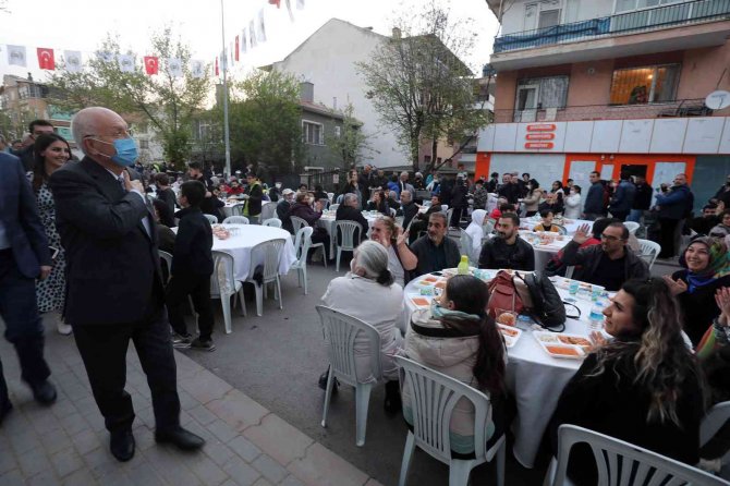 Yenimahalle’de Mahalle İftarları Dolup Taşıyor