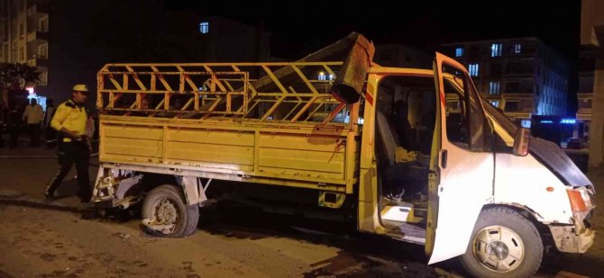Iğdır’da Rögar Kapağına Vuran Kamyonet Daha Sonra Elektrik Direğine Çarptı