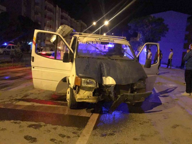 Iğdır’da Rögar Kapağına Vuran Kamyonet Daha Sonra Elektrik Direğine Çarptı