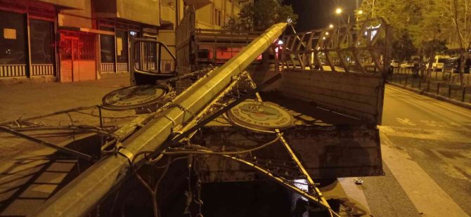 Iğdır’da Rögar Kapağına Vuran Kamyonet Daha Sonra Elektrik Direğine Çarptı