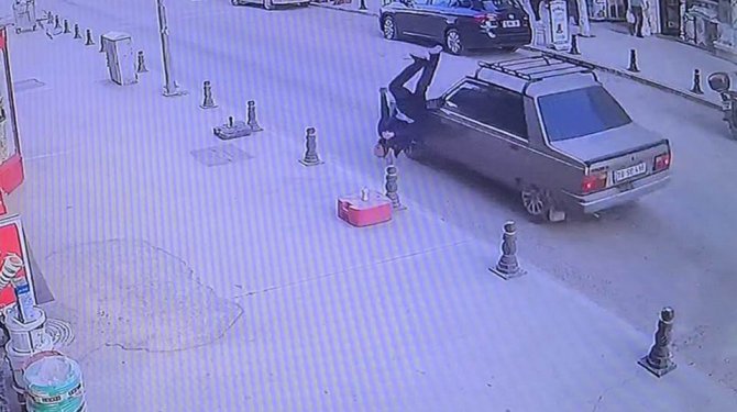 Yolun Karşısına Geçen Yayaya Otomobilin Çarpma Anı Kamerada
