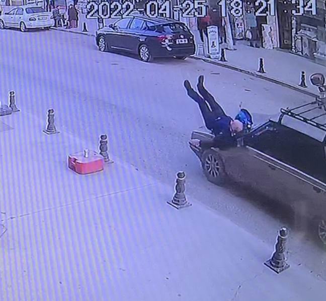 Yolun Karşısına Geçen Yayaya Otomobilin Çarpma Anı Kamerada