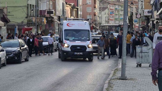 Yolun Karşısına Geçen Yayaya Otomobilin Çarpma Anı Kamerada