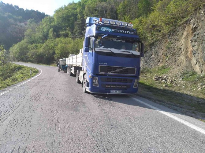 Pat Pat Tıra Çarptı, Buruları Bile Kanamadan Kurtuldular