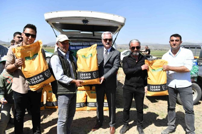 Keçiborlu’da 36 Çiftçiye 9 Milyon Mısır Tohumu Dağıtıldı