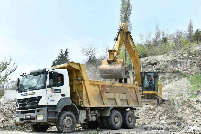 Mamak’ta Kentsel Dönüşüm Tüm Hızıyla Sürüyor: Bölgede Atık Temizliği Başladı