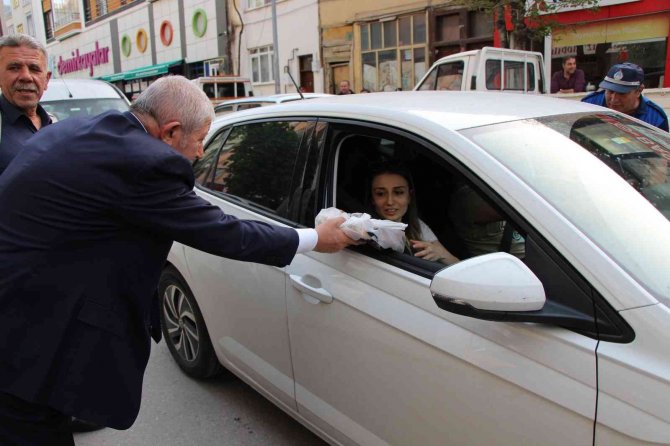 Amasya Belediye Başkanı Sarı, İftar Öncesi Trafikte Ramazan Pidesi Dağıttı