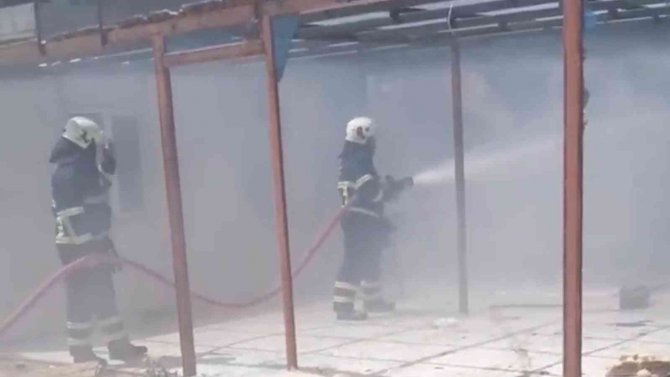 İ̇şçilerin Kaldığı Konteyner Ev Yandı