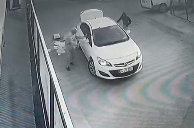100 Bin Tl’lik Soygun Yaptılar, 80 Yaşındaki Adamdan Sopayı Yiyince Kaçtılar