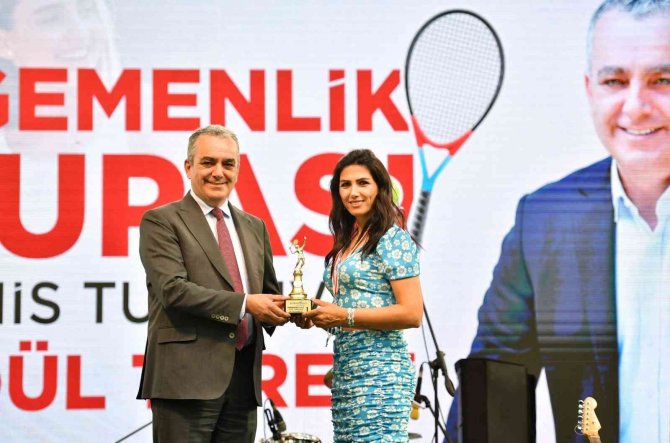 Kadın Tenisçi Rakip Tanımadı