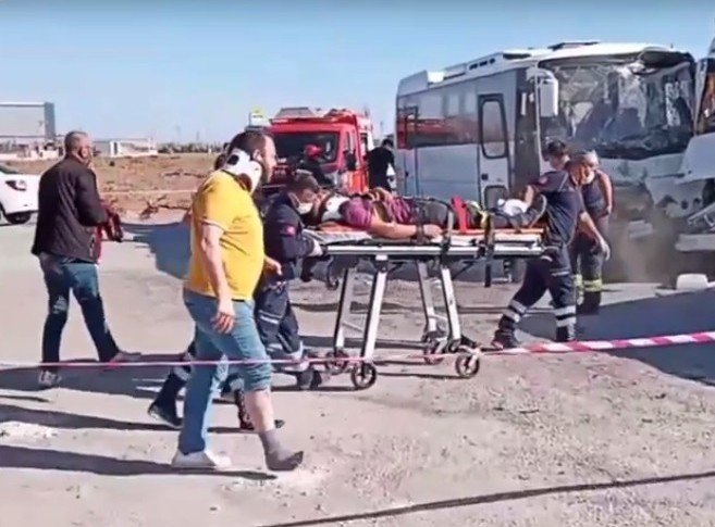 Konya’da Servis Minibüsü İle Vinç Çarpıştı: 18 Yaralı