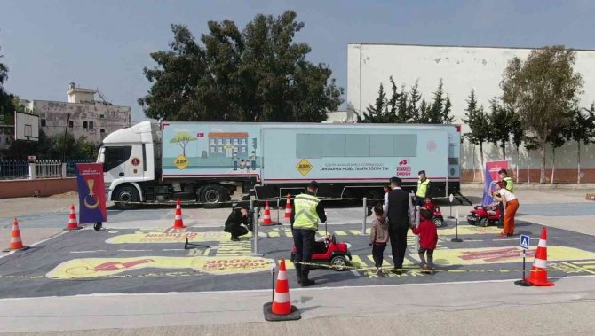 Jandarma Mobil Trafik Eğitim Tırı Mersin’de