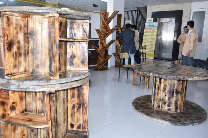 Meslek Lisesi Öğrencileri Atık Malzemelerden 3. Kütüphaneyi Kurdu