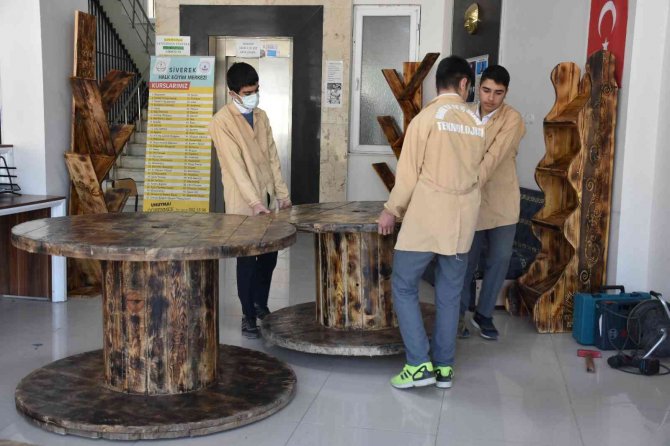 Meslek Lisesi Öğrencileri Atık Malzemelerden 3. Kütüphaneyi Kurdu