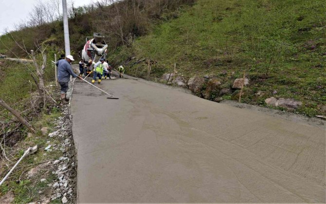 Kırsal Mahallelerde Beton Yol Çalışmaları Sürüyor
