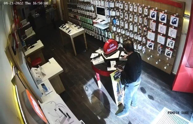 Pendik’te Müşteri Kılığında Girdiği İş Yerinden 15 Bin Tl Değerinde Telefon Çaldı