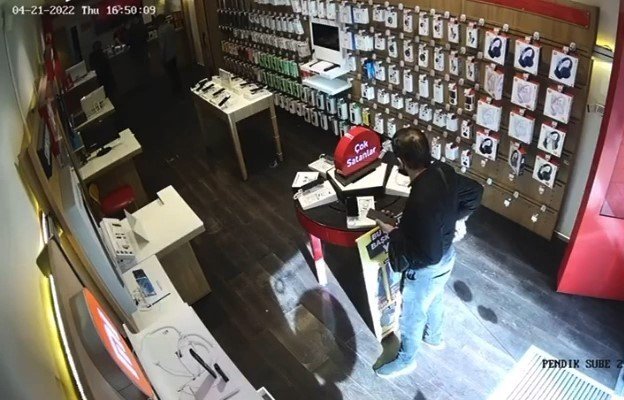 Pendik’te Müşteri Kılığında Girdiği İş Yerinden 15 Bin Tl Değerinde Telefon Çaldı