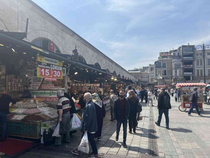 Eminönü’nde Rengarenk Şeker Ve Lokumlar Tezgahlardaki Yerini Aldı