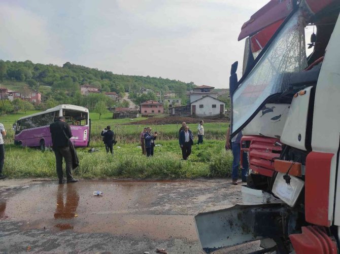 Sakarya’da Kamyon İle Otobüs Çarpıştı, Çok Sayıda Yaralı Olduğu Öğrenildi