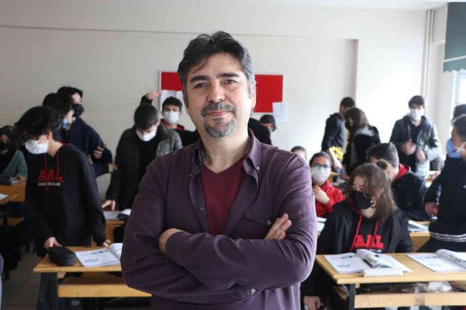 Bu Öğretmenin On Parmağında On Marifet