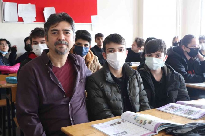 Bu Öğretmenin On Parmağında On Marifet