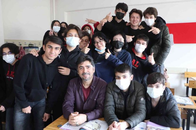 Bu Öğretmenin On Parmağında On Marifet