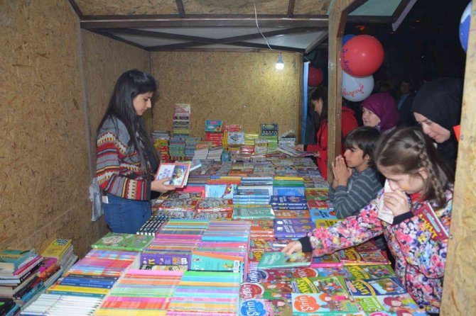 Sındırgı 4. Kitap Fuarı Ziyaretçilerini Bekliyor