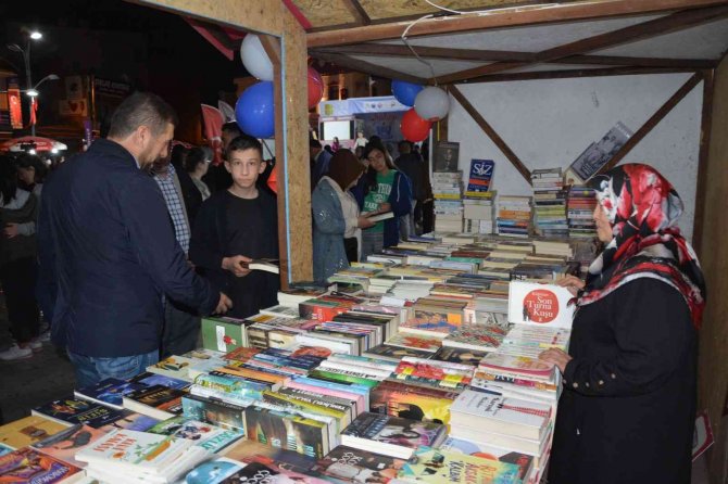 Sındırgı 4. Kitap Fuarı Ziyaretçilerini Bekliyor