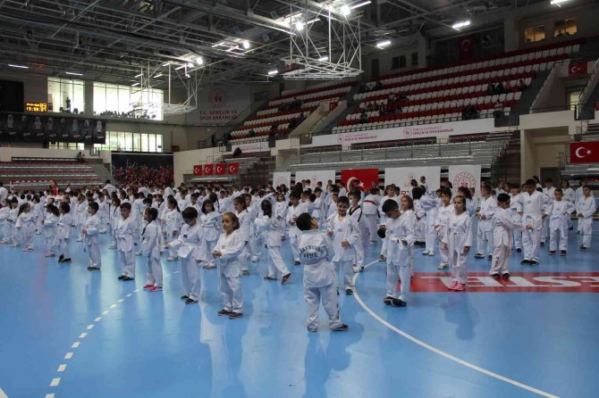 Geleceğin Tekvando Şampiyonları Kuşak Bağladı
