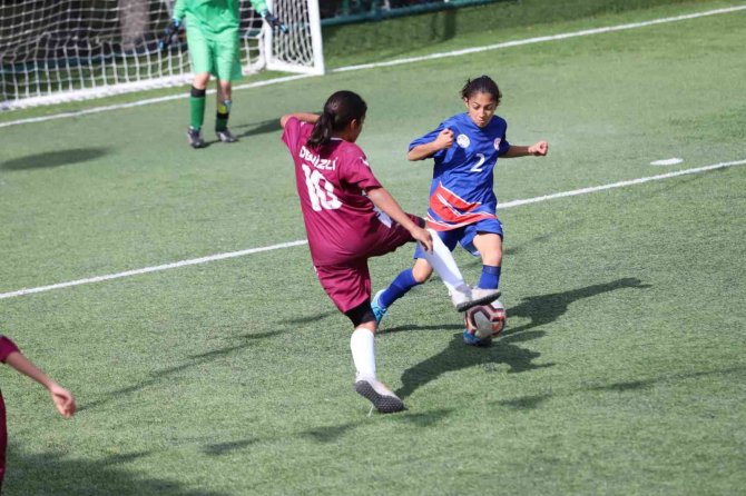 Türkiye Şampiyonu Horozkentspor, Kupasını Tbmm Başkanından Aldı
