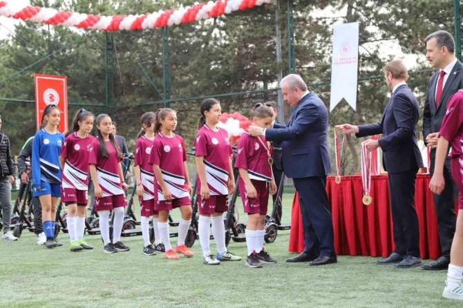 Türkiye Şampiyonu Horozkentspor, Kupasını Tbmm Başkanından Aldı