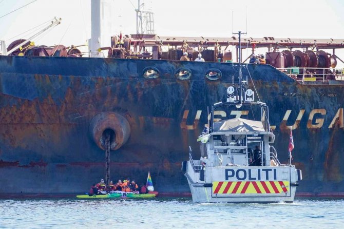 Greenpeace Aktivistleri 95 Bin Ton Akaryakıt Taşıyan Rus Tankerine Kendilerini Zincirledi