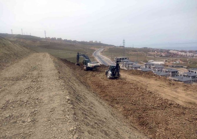 Toprak Kayması Olan Yolda Çalışmalar Devam Ediyor