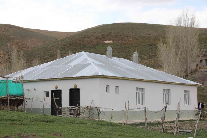 Caminin Uçan Çatısı Yeniden Onarıldı