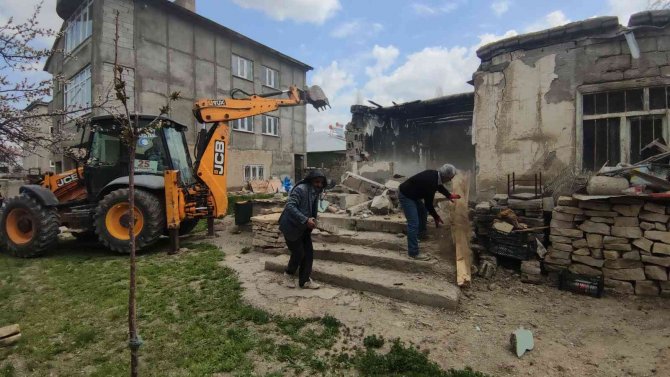 Kaçak Göçmenlerin Barındığı Metruk Evler Yıkıldı