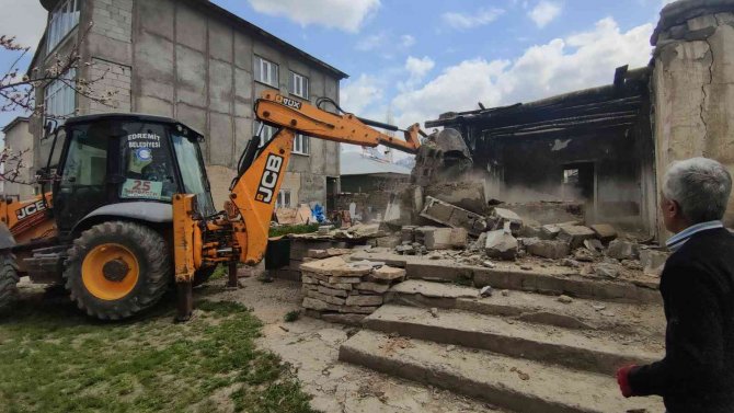 Kaçak Göçmenlerin Barındığı Metruk Evler Yıkıldı