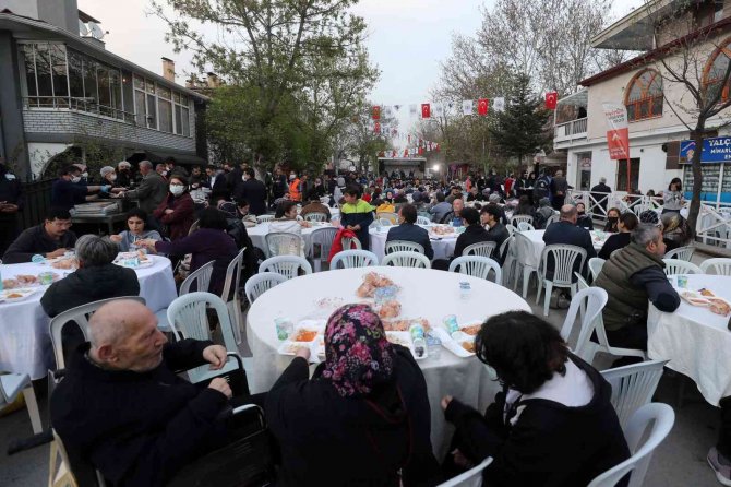 Yenimahalle’de Mahalle İftarları Dolup Taşıyor