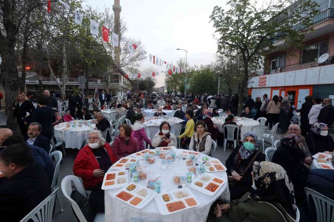 Yenimahalle’de Mahalle İftarları Dolup Taşıyor