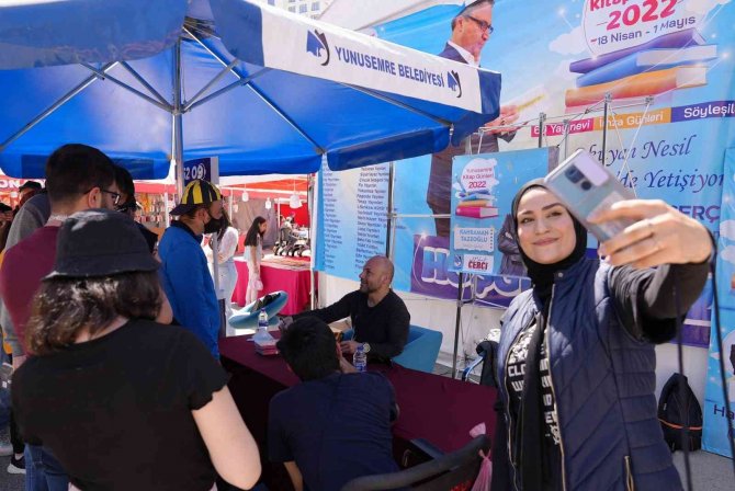 Kahraman Tazeoğlu Yunusemre’de Okuyucularıyla Buluştu